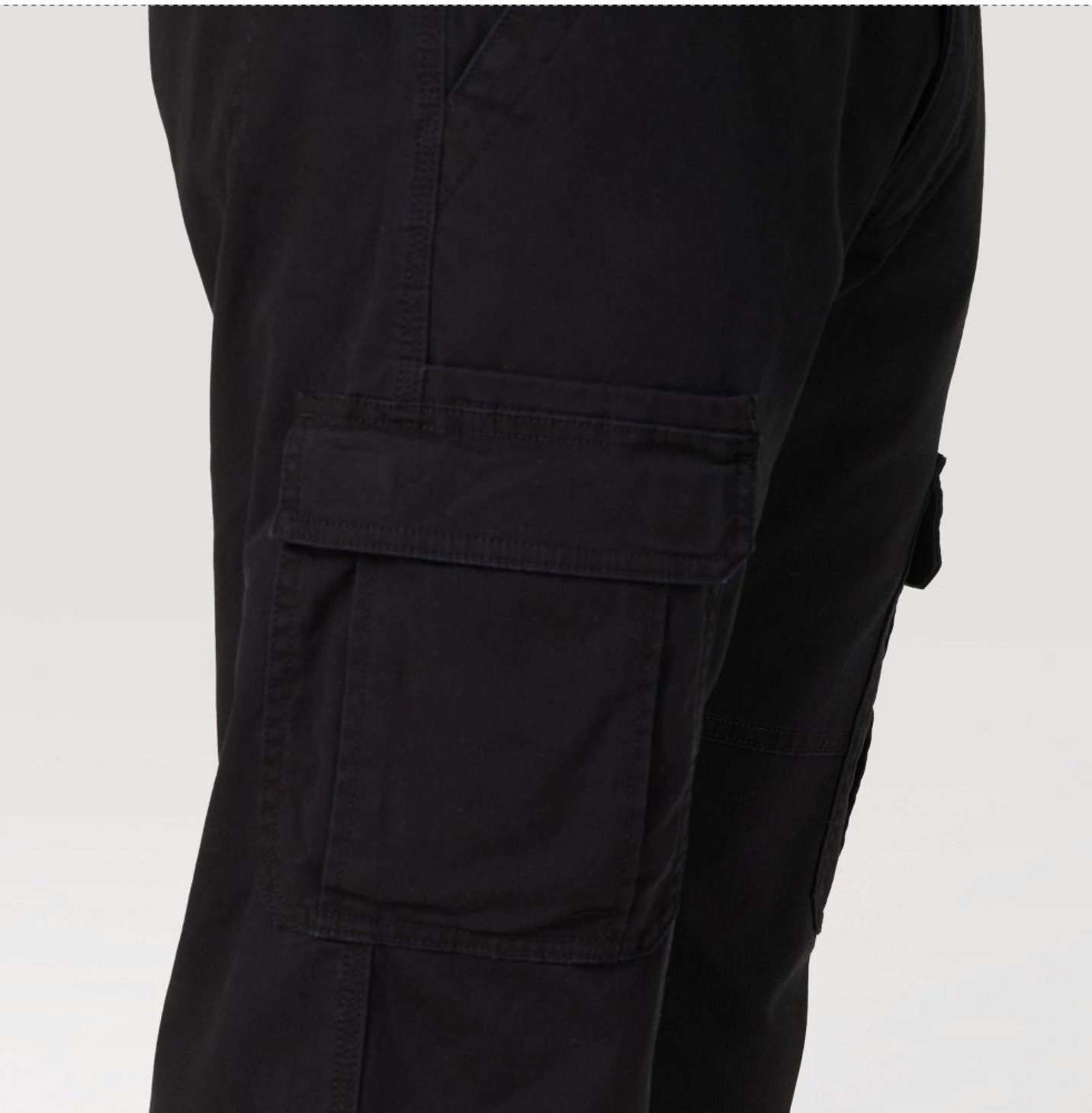 WRANGLER - Men’s relaxed for cargo pants.